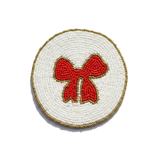 Drikkebrikker Rød Sløyfe - By HEIM Studio med rund perlebrodert rød sløyfe og hvit bakgrunn