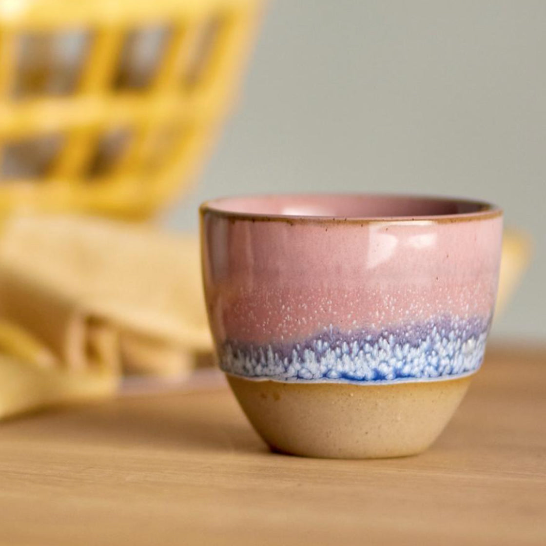 Kopp Paula Rosa/Blå - By Bloomingville med rosa og blå glasur i keramisk design uten hank på treflate