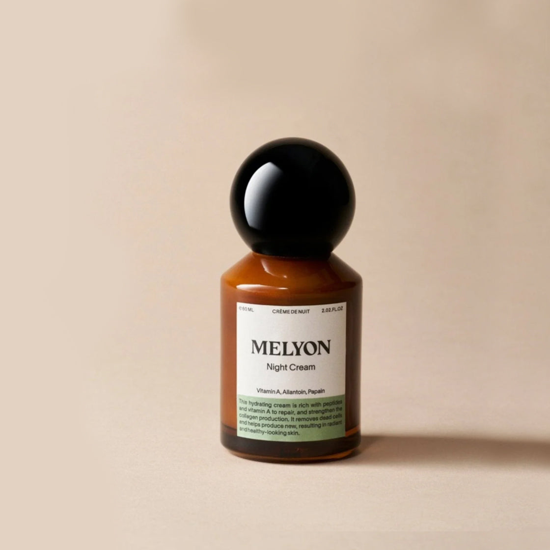 Flaske med rund svart kork og etikett for Nattkrem Vitamin-A 60 ML - By Melyon på nøytral beige bakgrunn