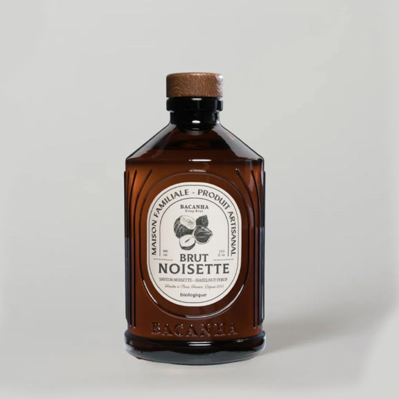 Hazelnut Organic Syrup - By Bacanha i brunt glass med naturtro etikett og kork i organisk design