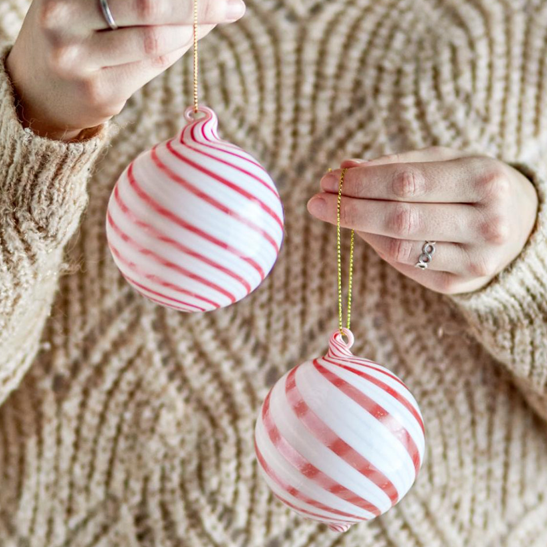 Julekuler Swirl Glass - By Bloomingville med munnblåst glasskule i hvit og rød swirl med gullsnor