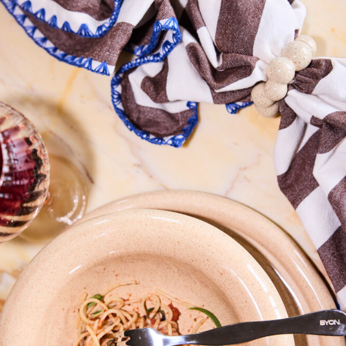 Kjøkkenhåndkle Bubba Oyster Brun/Hvit/Blå - By ByOn med brede brune striper og lekent blått østersbroderi