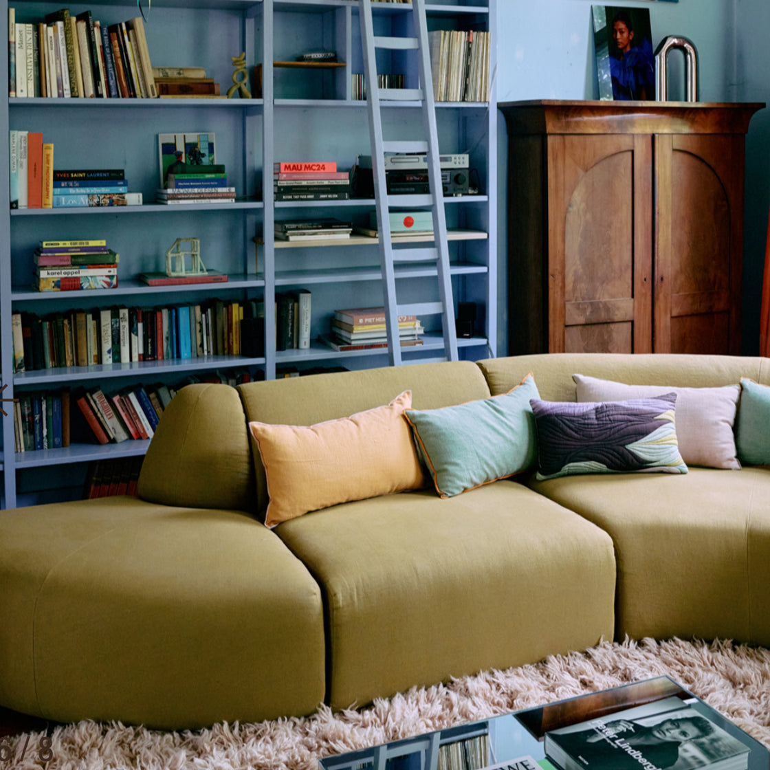 Pute Vannfarger 50x30 - By HK Living med mykt fløyel og flytende, lagdelte fargetoner som gir subtile teksturer til sofaen