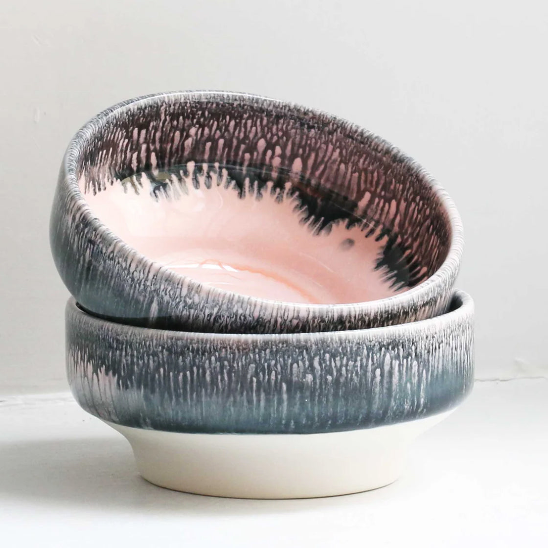 Dip Dish Punk Blond - By Studio Arhoj keramikk-skåler med unik glasur i rosa og grått på bred, stabil fot