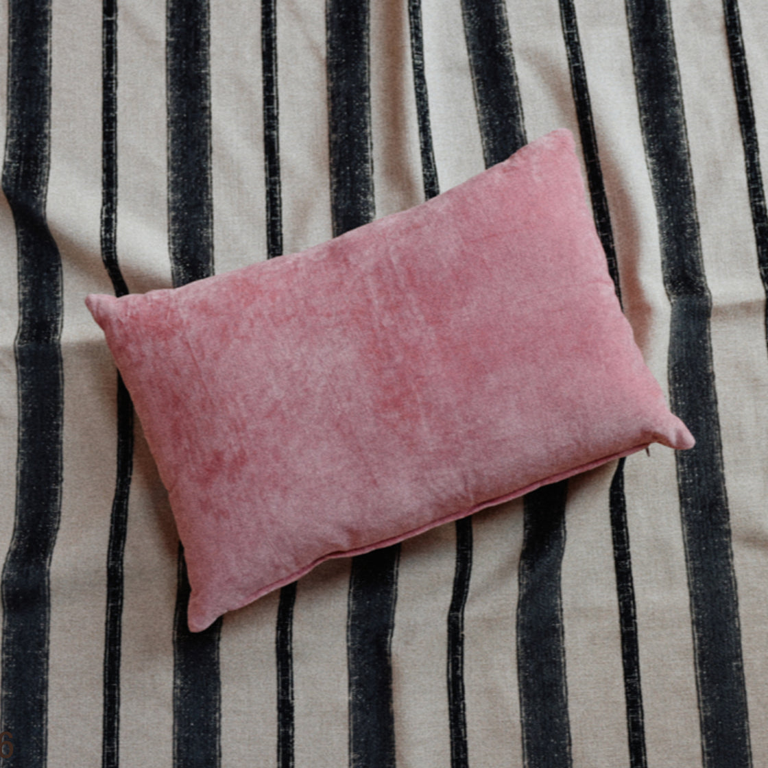 Fløyelspute Rosa 60x40 - By HK Living i myk fløyel med dempet rosa tone på stripete tekstilbakgrunn.
