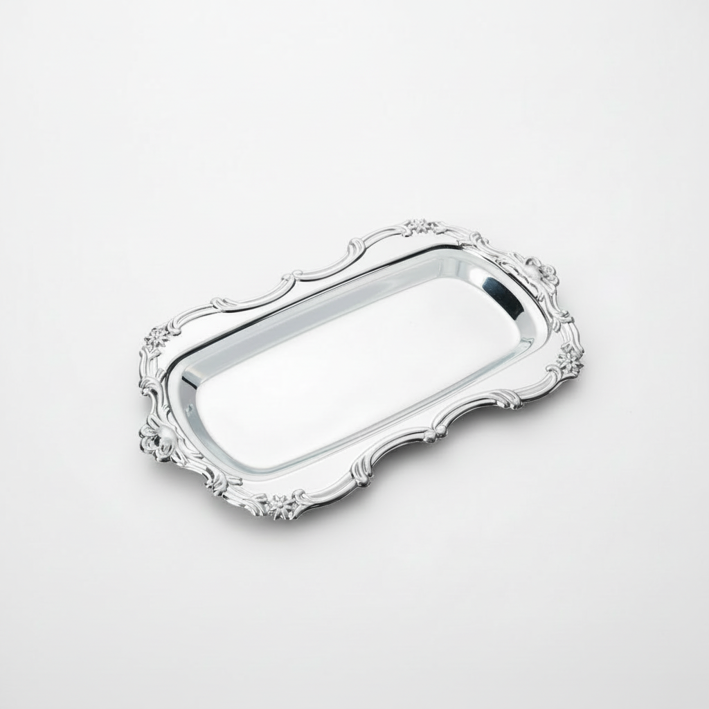 Serveringsfat stål - By Heim Design med dekorative klassiske detaljer og blank finish på nøytral bakgrunn