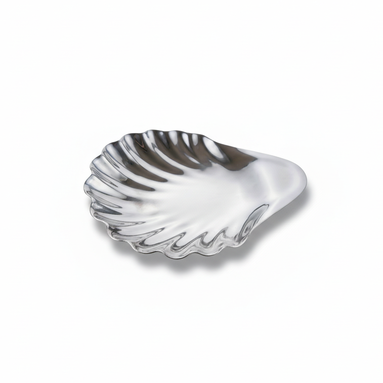 Skjellfat i stål - By Heim Design med blank overflate og dekorative skjellformer, perfekt til små oppbevaringsløsninger.