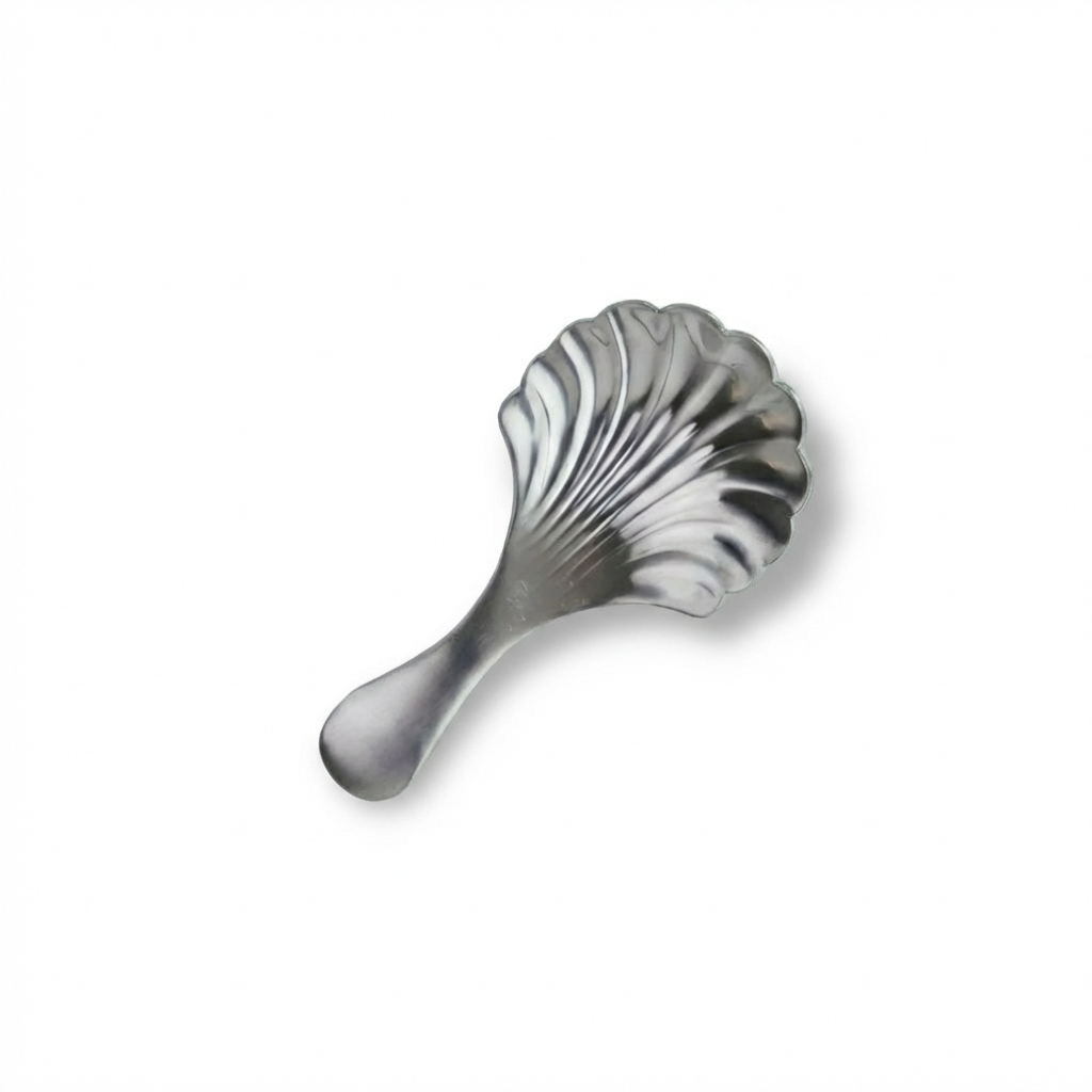 Skjellskje i stål - By Heim Design med dekorative skjellformer og blank finish, ideell til servering av småretter.