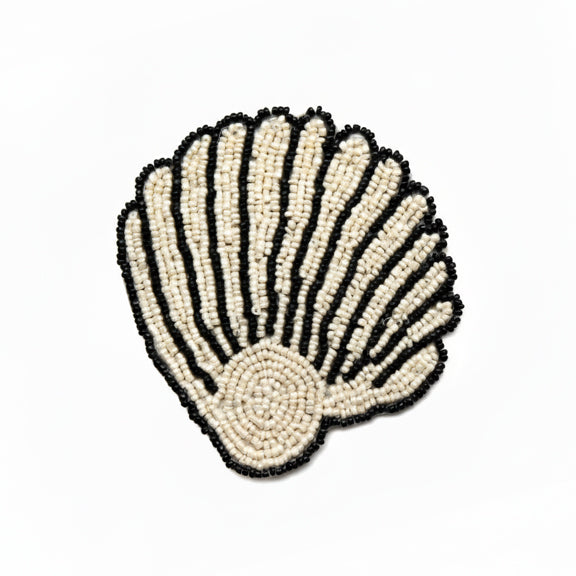 Drikkebrikker Skjell Sort/Hvit - By HEIM Studio med perlebrodert skjell i sort og hvitt på hvit bakgrunn