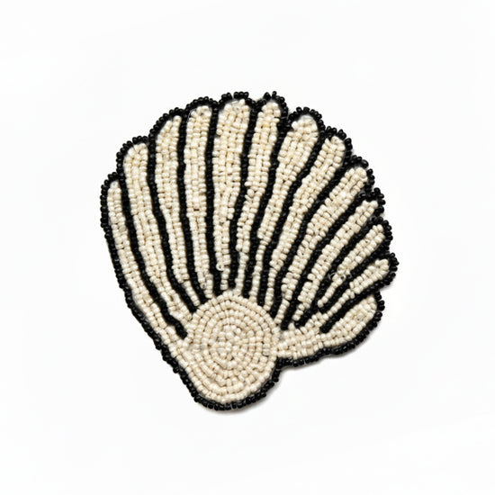 Drikkebrikker Skjell Sort/Hvit - By HEIM Studio med perlebrodert skjell i sort og hvitt på hvit bakgrunn