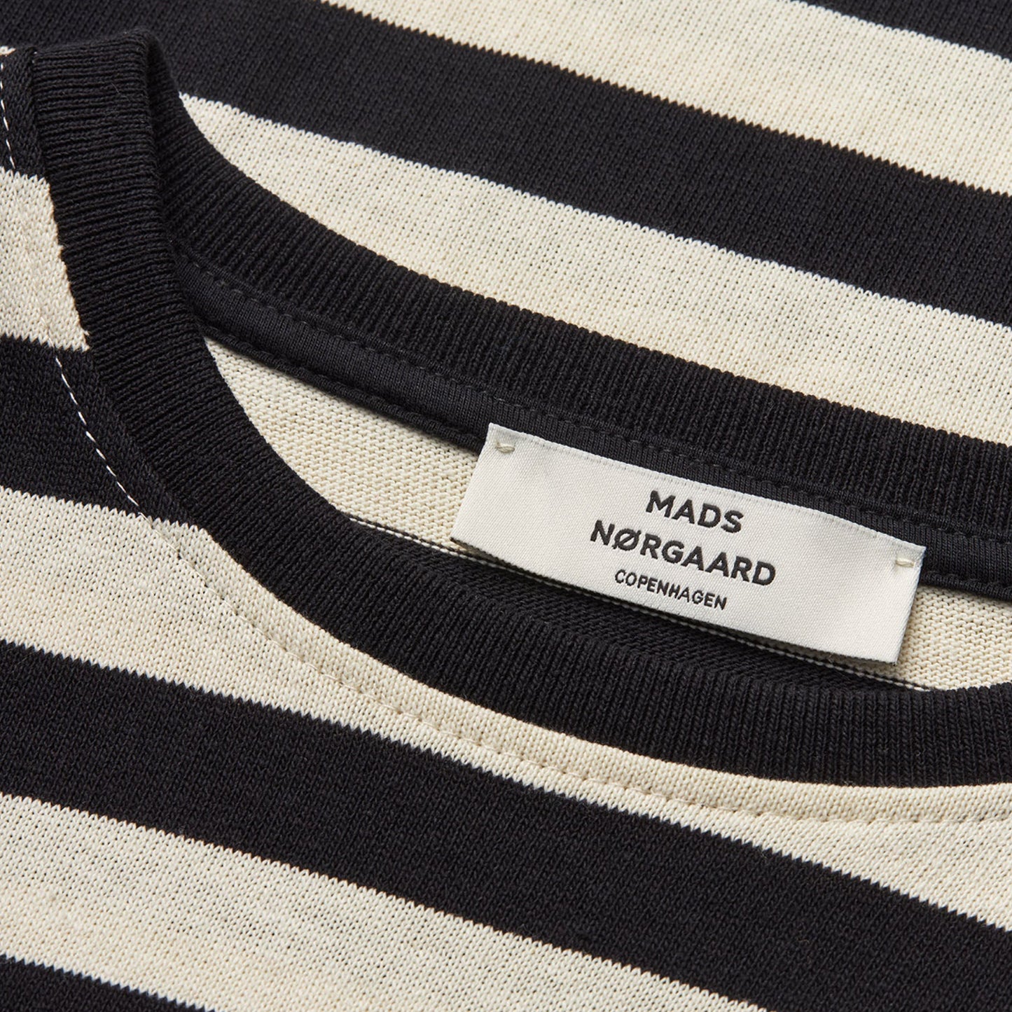 Genser Pablo Maggie Tee Sort/Vanilje hvit - By Mads Nørgaard