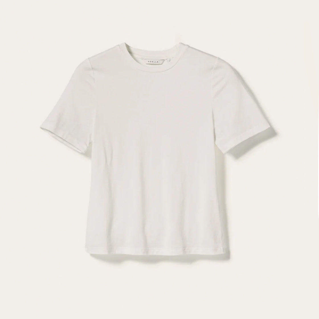 Tshirt N-Julia Hvit - By Noella i myk bomull med rund hals og korte ermer på lys bakgrunn