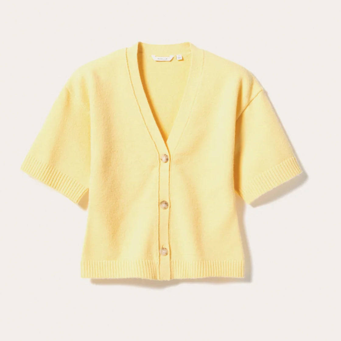 Cardigan N-Lenyx Butter Yellow - By Noella i myk, lys gul strikk med korte ermer og knappelukking foran