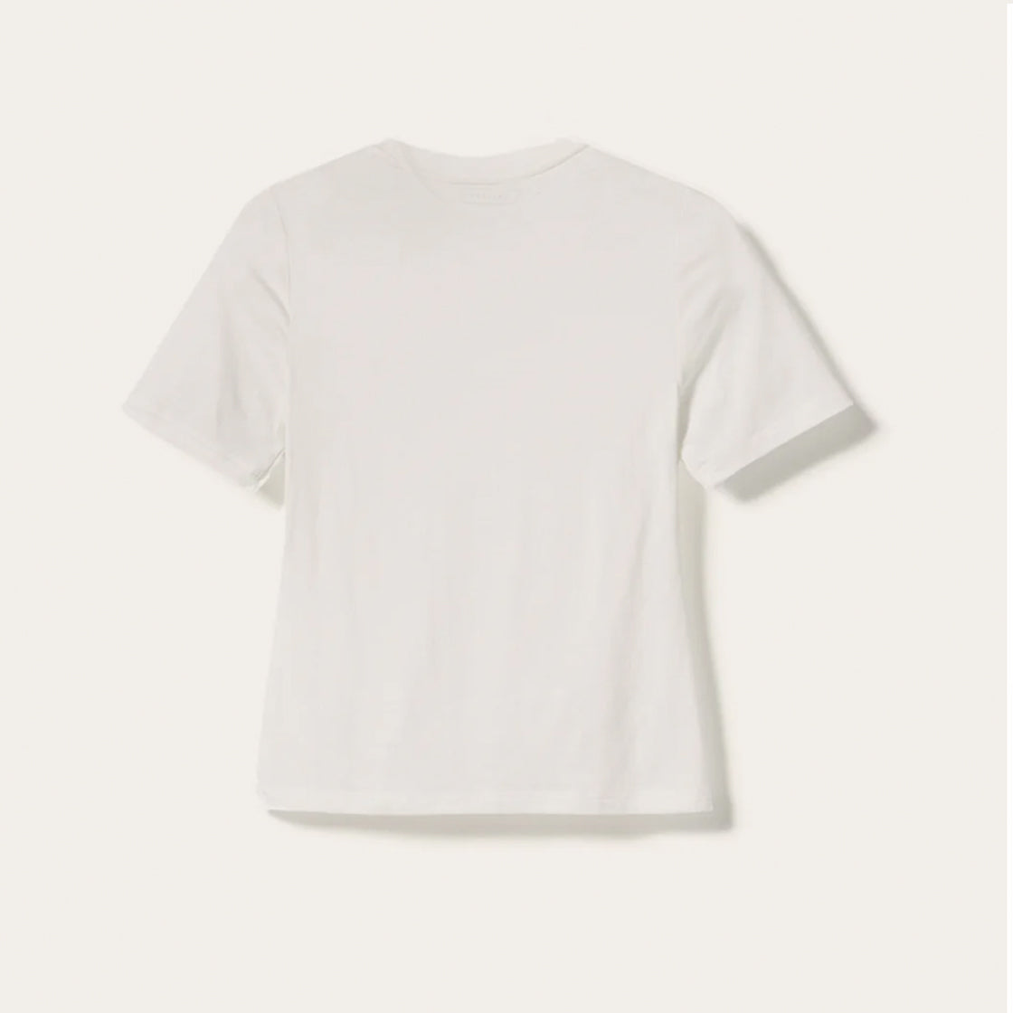 Tshirt N-Julia Hvit - By Noella i klassisk hvitt med rund hals og korte ermer, sett bakfra på lys bakgrunn