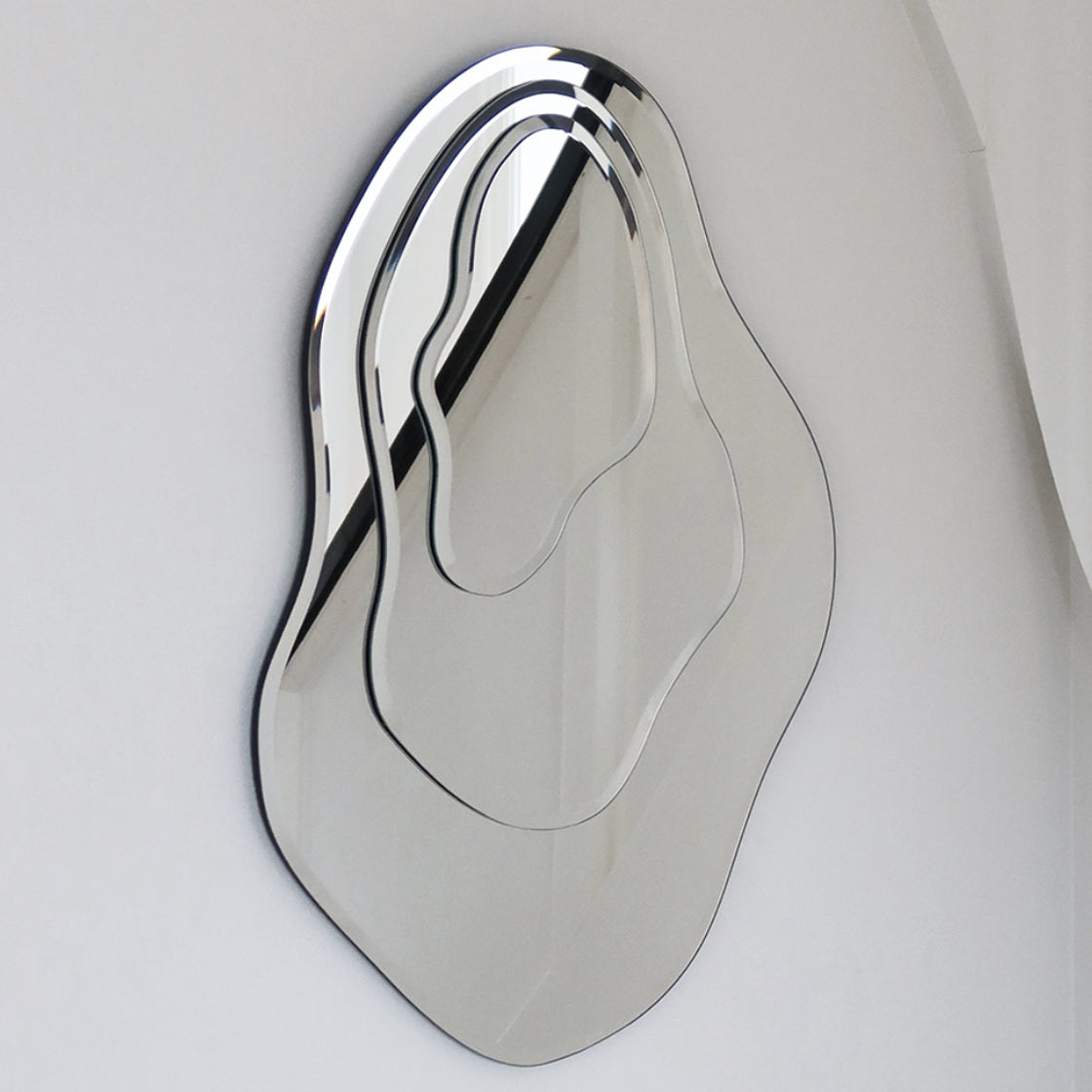 Speil Ripple Clear - By Eden Outcast med unike organiske bølgende former festet på vegg i moderne rom