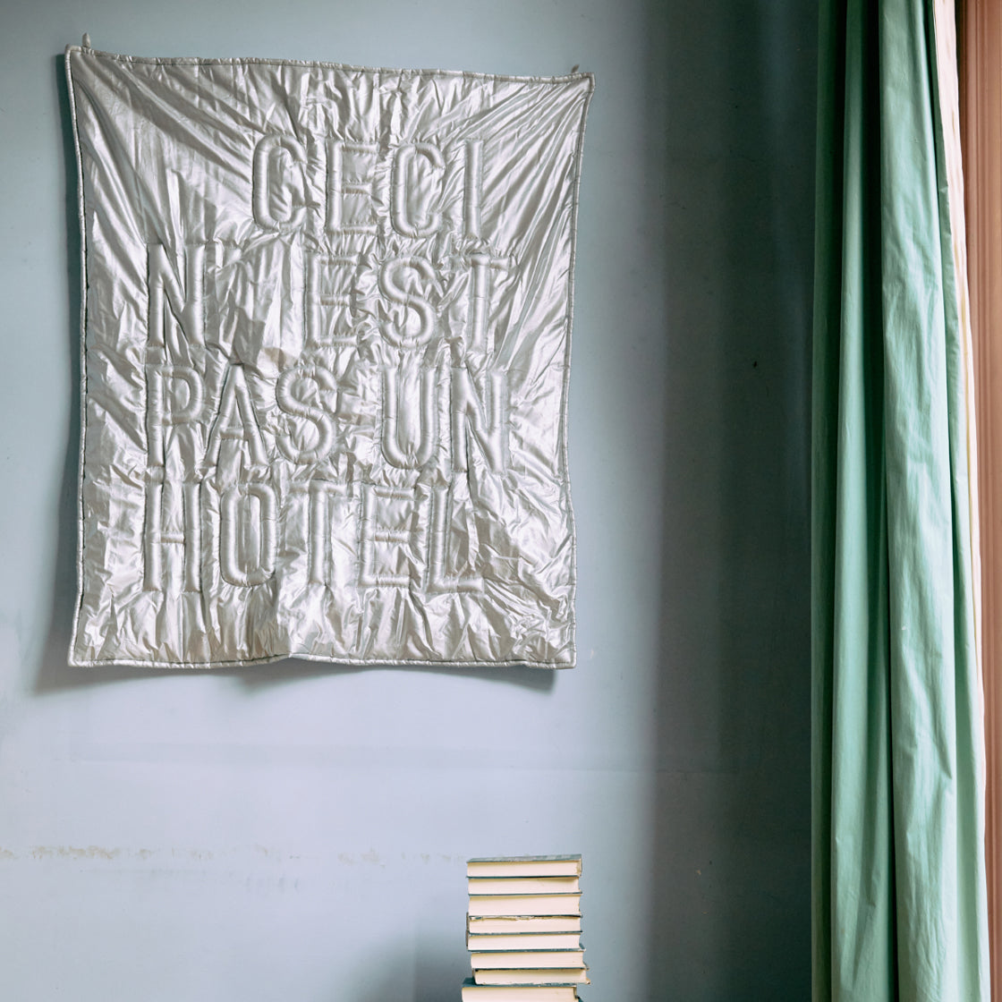 Veggteppe Sølv  'Ceci n'est pas un hôtel' - By HK Living med polstret tekstil og minimalistisk sølvuttrykk