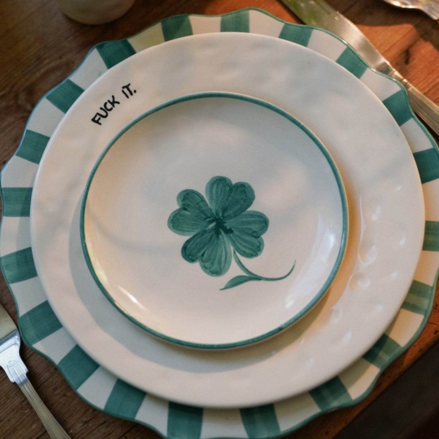 Frukost Tallerken Fuck It - By Anna+Nina i keramikk med grønn firkløver og enkelt humoristisk budskap