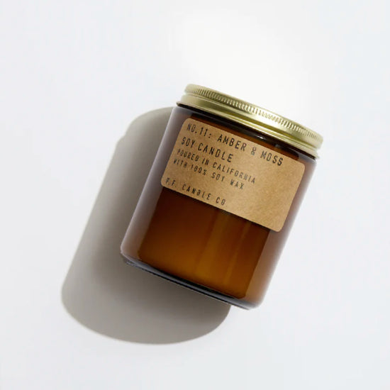 Duftlys fra P.F. Candle CO i duften amber og moss. Duftlyset er på et delikat brunt glass med skrulokk for å bevare lukten lenger.