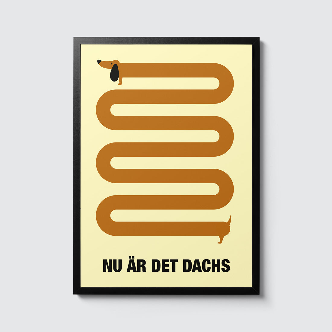 Gult plakat med illustrasjon av en brun dachs som slanger seg nedover i et trekkspillmønster. Under illustrasjonen står det "Nu är det dachs". Formatet er 30x40 cm og passer i standard ramme. 