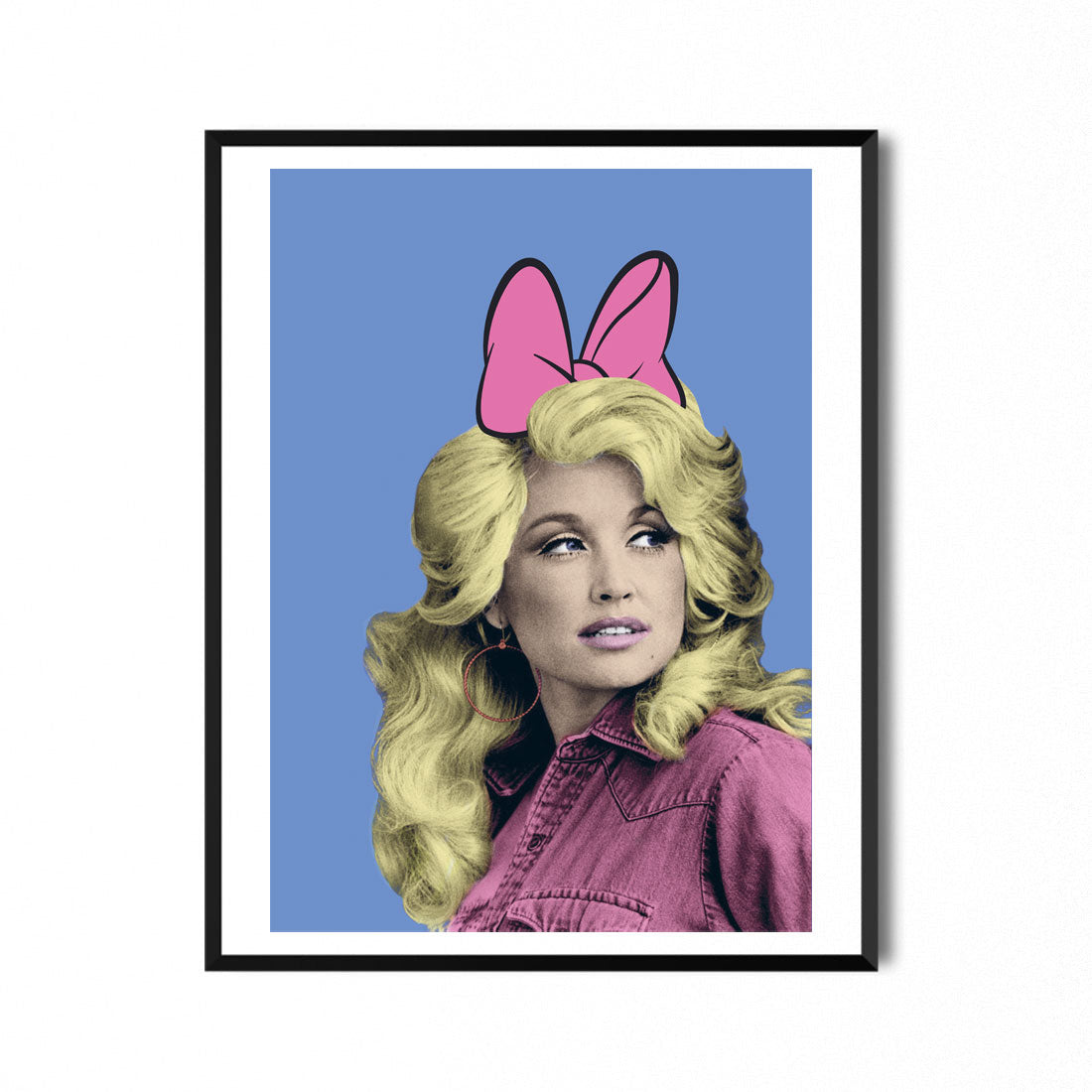 Load image into Gallery viewer, Bilde av Dolly Parton, ikledd rosa jakke på blå bakgrunn. I håret har hun den ikoniske rosa sløyfen til Dolly Duck i tegneseriestil. Signert av kunstner. Trykket i opplag på 100. Format A3.
