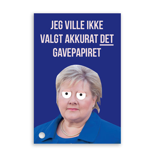 Mørkeblått kort med foto/illustrasjon av Erna Solberg. Teksten over sier "Jeg ville ikke valgt akkurat det gavepapiret". Formatet på kortet er 85x55 cm, omtrent som et bankkort